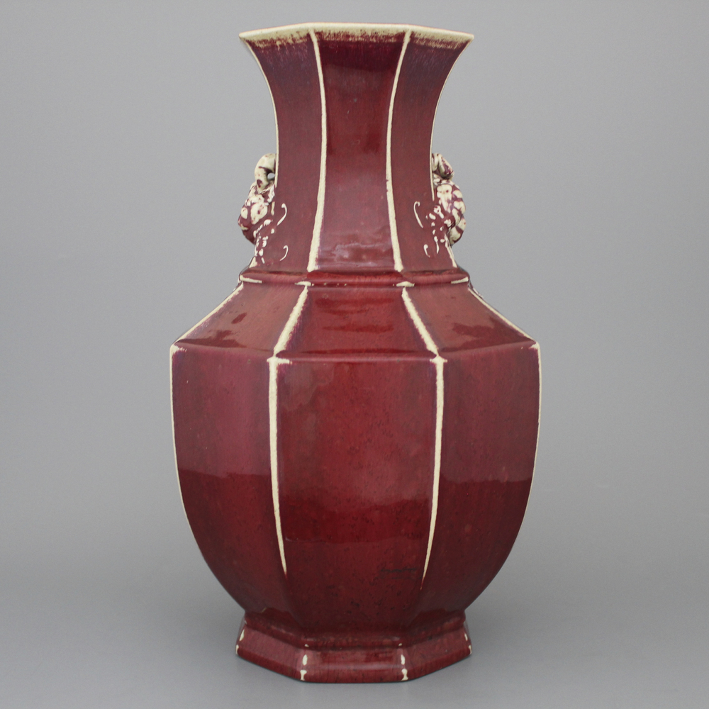 A Chinese porcelain monochrome red vase with peach handles, 18/19th C.