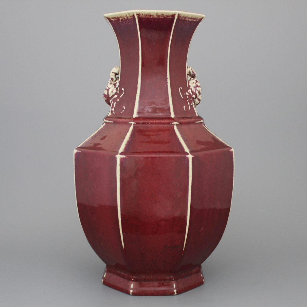 Vase en porcelaine de Chine, monochrome rouge, avec anses en forme de p&ecirc;che, 18e-19e