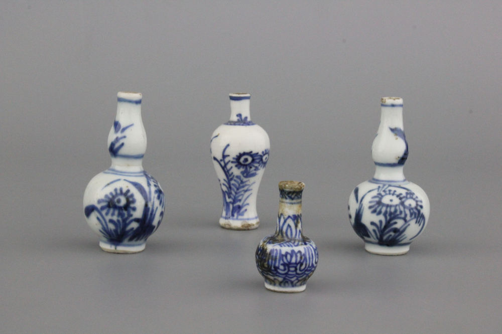 Lot van 4 blauw en witte miniatuurvaasjes voor een poppenhuis in Chinees porselein, 18e eeuw