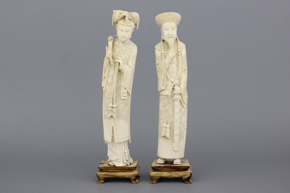 Paar Chinese in ivoor gesculpteerde keizerlijke figuren, 19e-20e eeuw