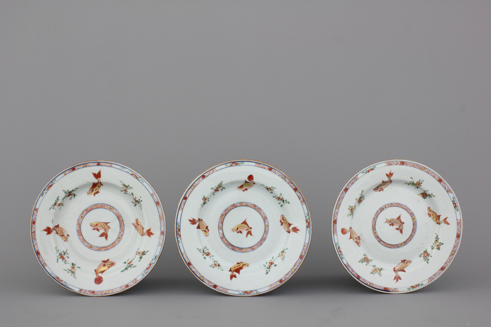 Lot van 3 borden in Chinees porselein met vissen, famille verte, vroeg 18e eeuw