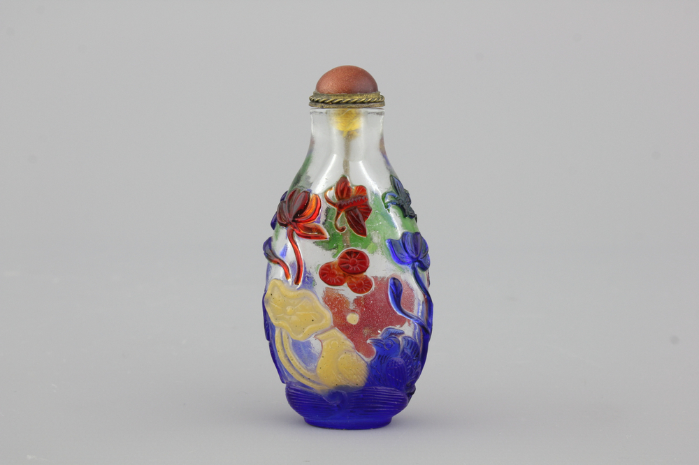 Chinees snuifflesje in gelaagd glas met eenden in een vijver en bloeiende lelies