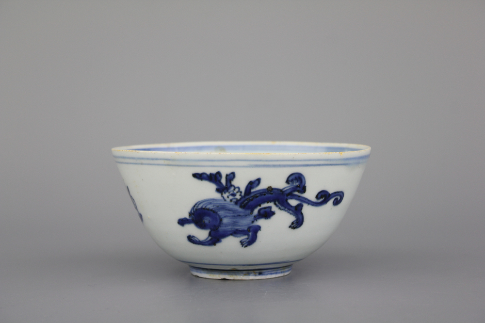 A Chinese porcelain blue and white bowl, Transitional, 17th C.