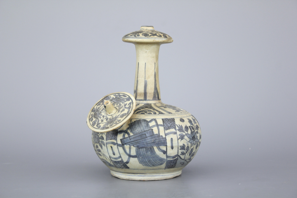 A Chinese porcelain blue and white Wan-Li Hatcher Cargo kendi, ca. 1643