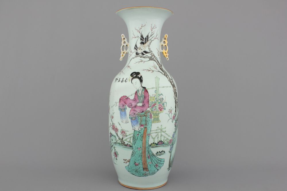 A fine Chinese porcelain famille rose vase decorated with a beauty, 19/20th C.