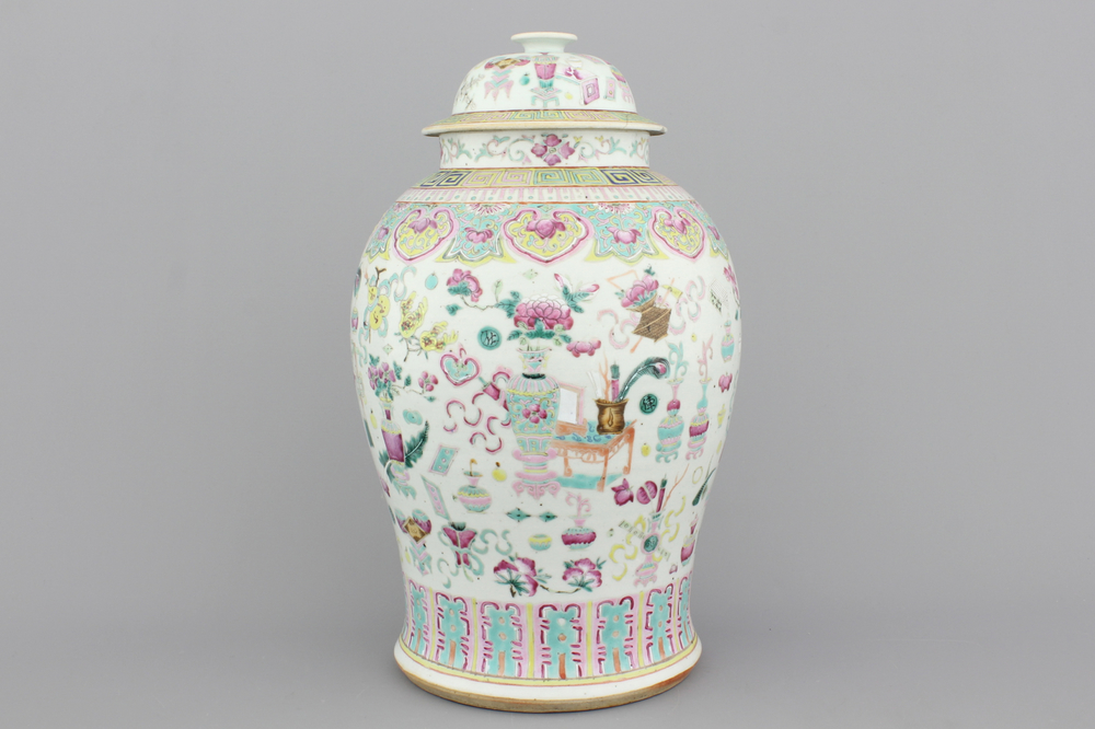 Vaas met deksel in Chinees porselein met voorwerpen van een geleerde, famille rose, 19e eeuw