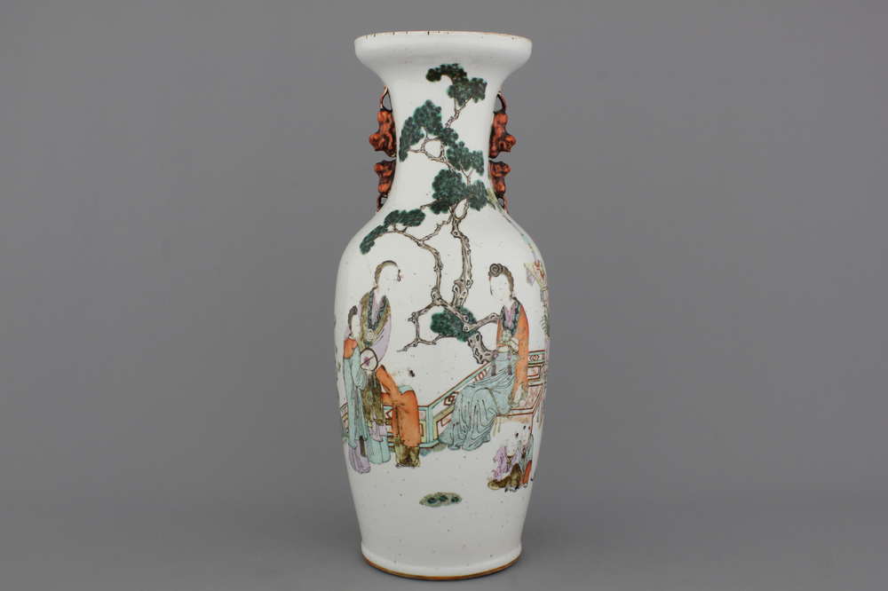 Vase en porcelaine de Chine polychrome &agrave; d&eacute;cor de dames dans un jardin, 19e