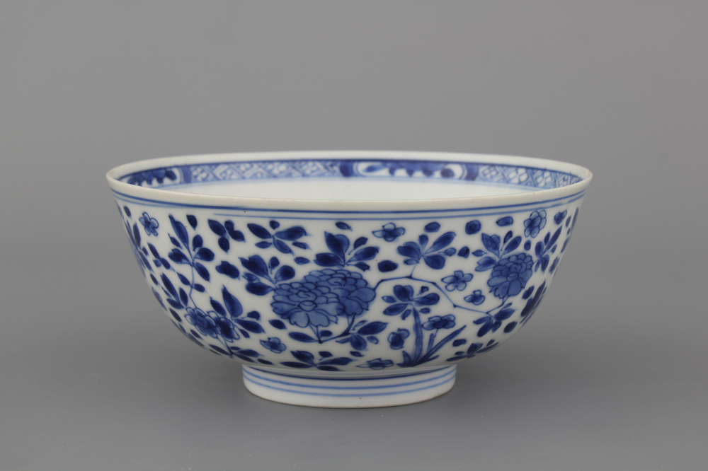 A Chinese porcelain blue and white bowl, Kangxi, 17th C.