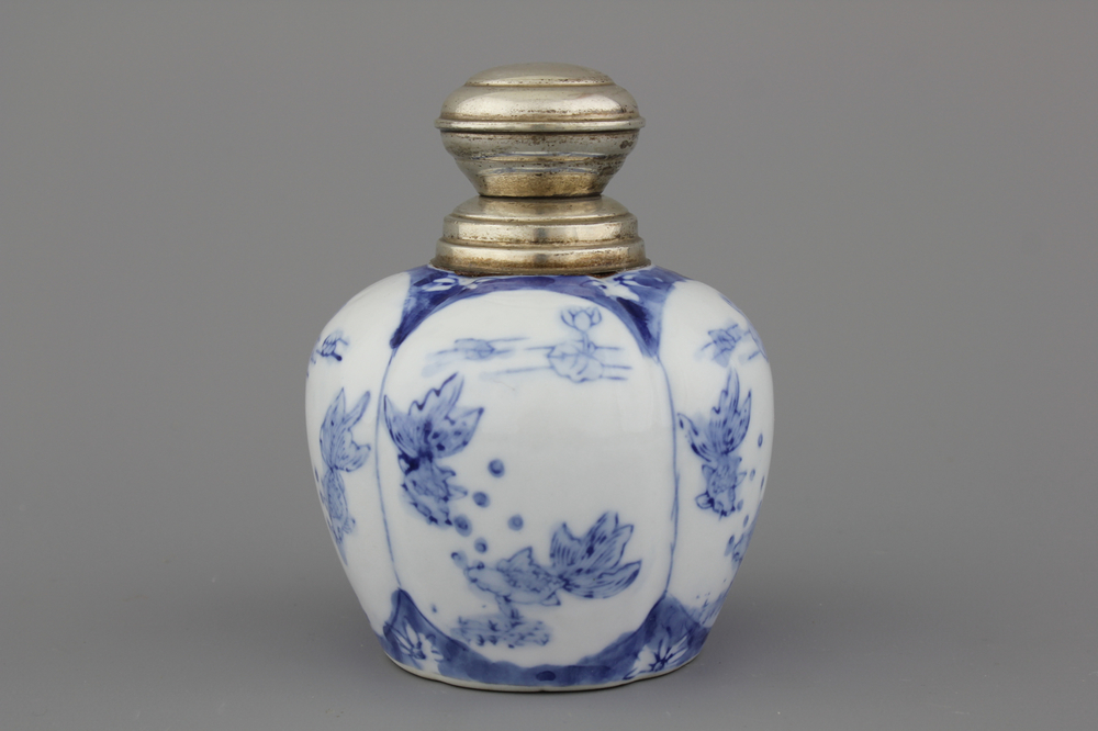 Vase en porcelaine de Chine, bleu et blanc, avec monture en argent, 20e