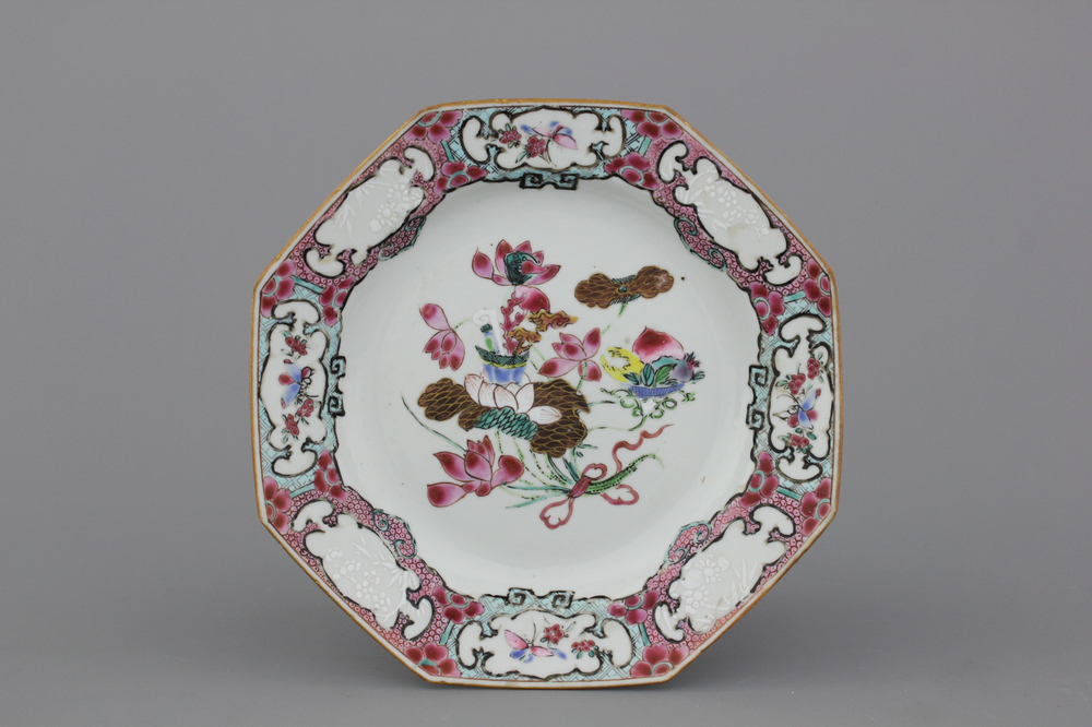 Octagonaal bord in Chinees porselein, famille rose, 18e eeuw