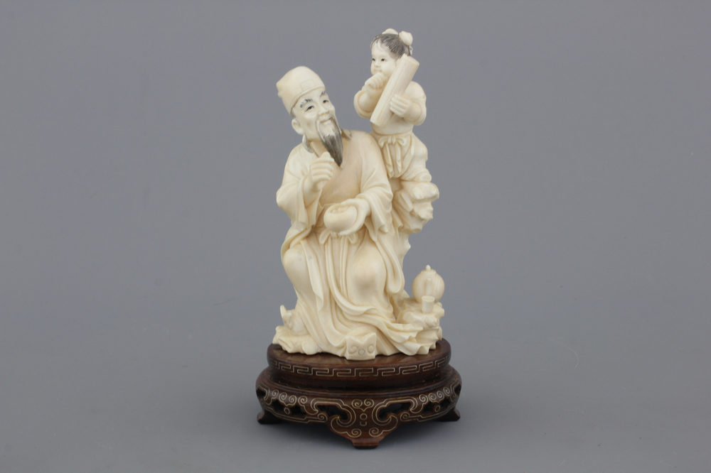 Figure fine en ivoire sculpt&eacute; d'un Sage avec filles, Chine, vers 1900