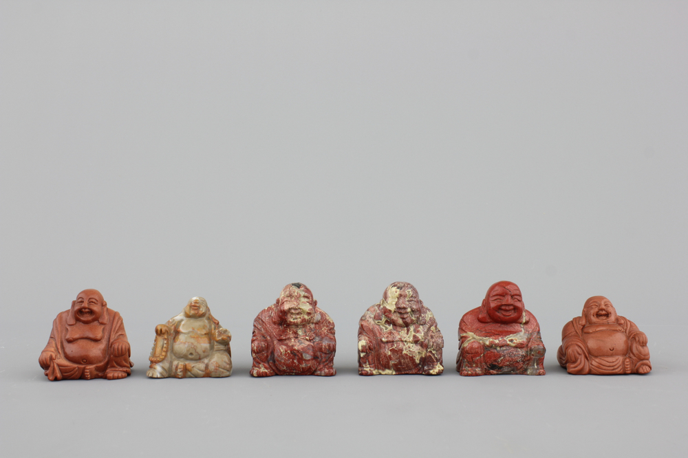 Groupe de 6 figures de Bouddha sculpt&eacute;es en pierre dure, 20e
