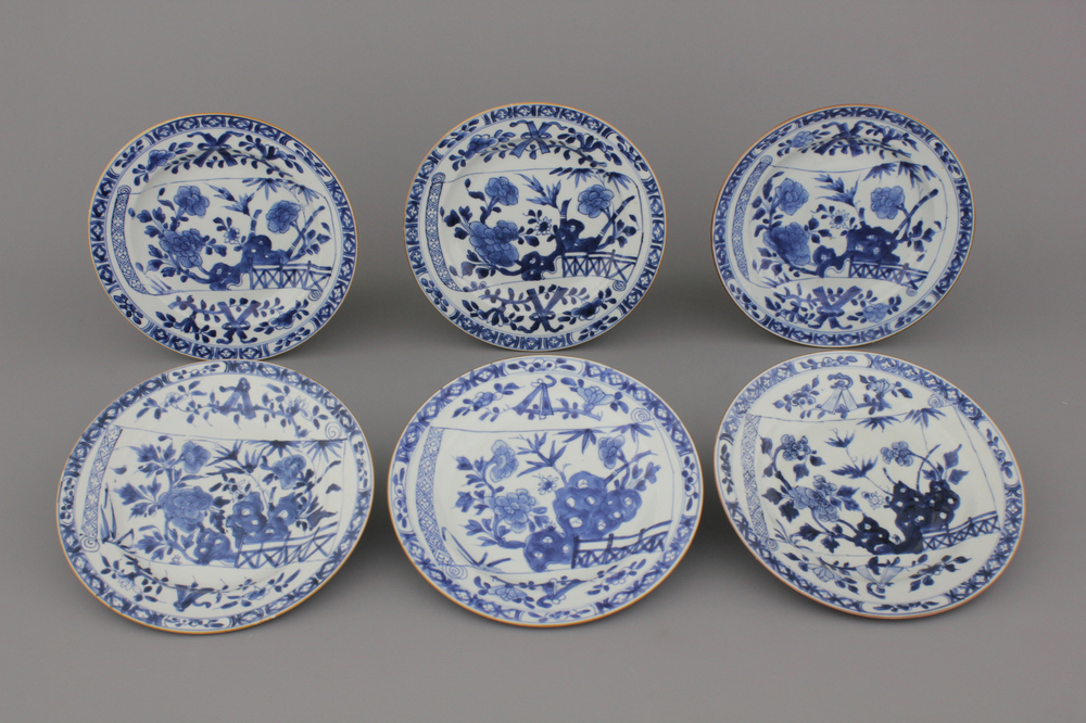 Lot de 6 assiettes en porcelaine de Chine, bleu et blanc &agrave; d&eacute;cor de fleurs sur 'rouleau de parchemin', 18e