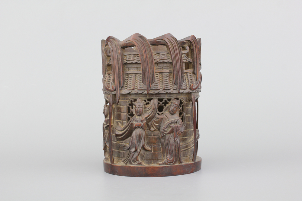 A Chinese carved wood brush pot, 19/20th C.