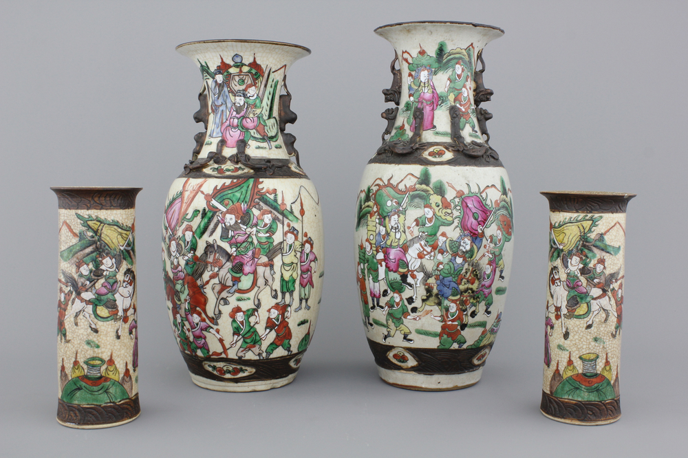 Groupe de 4 vases craquel&eacute;s, Chine, Nanking, 19e