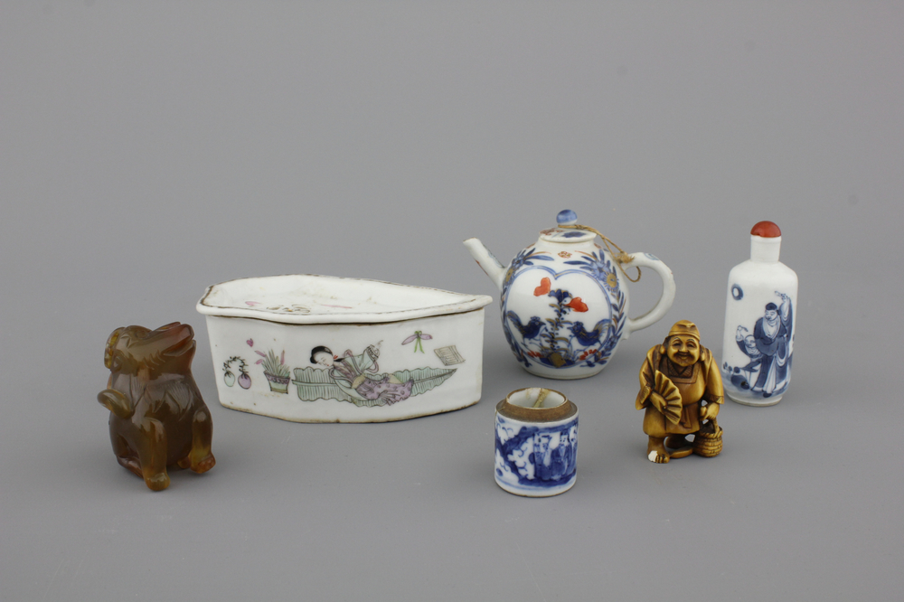A group of various Chinese porcelain including a teapot, cricket box and a blue and white snuff bottle, 18/20th C.