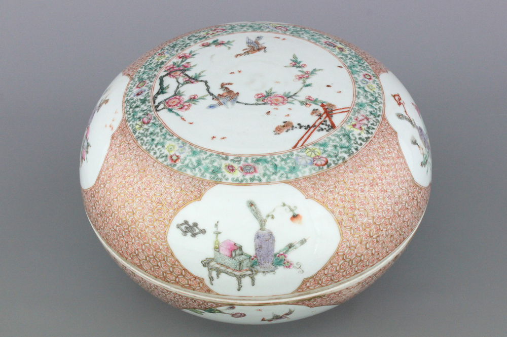 Bo&icirc;te ronde couverte en porcelaine de Chine, famille rose, marqu&eacute;e Qianlong et probablement de cette p&eacute;riode