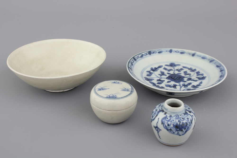 Groep van 4 voorwerpen in Chinees porselein, Ming-dynastie
