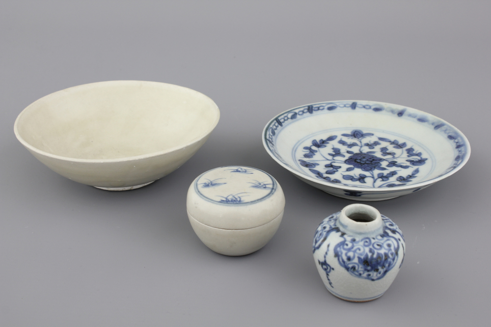 Groupe de 4 objets en porcelaine de Chine, dynastie Ming