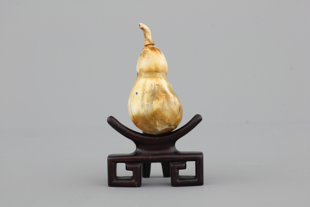 A Chinese carved ivory snuff bottle in the shape of a pear, Qing dynasty