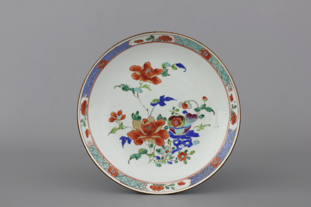 A Chinese porcelain famille rose plate, Qianlong, 18th C.