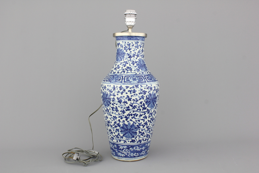 Blauw en witte vaas in Chinees porselein met lotusslingers, gemonteerd als lamp, 19e eeuw