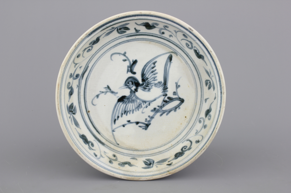 A Vietnamese Hoi An blue and white plate with a bird, 15th C.