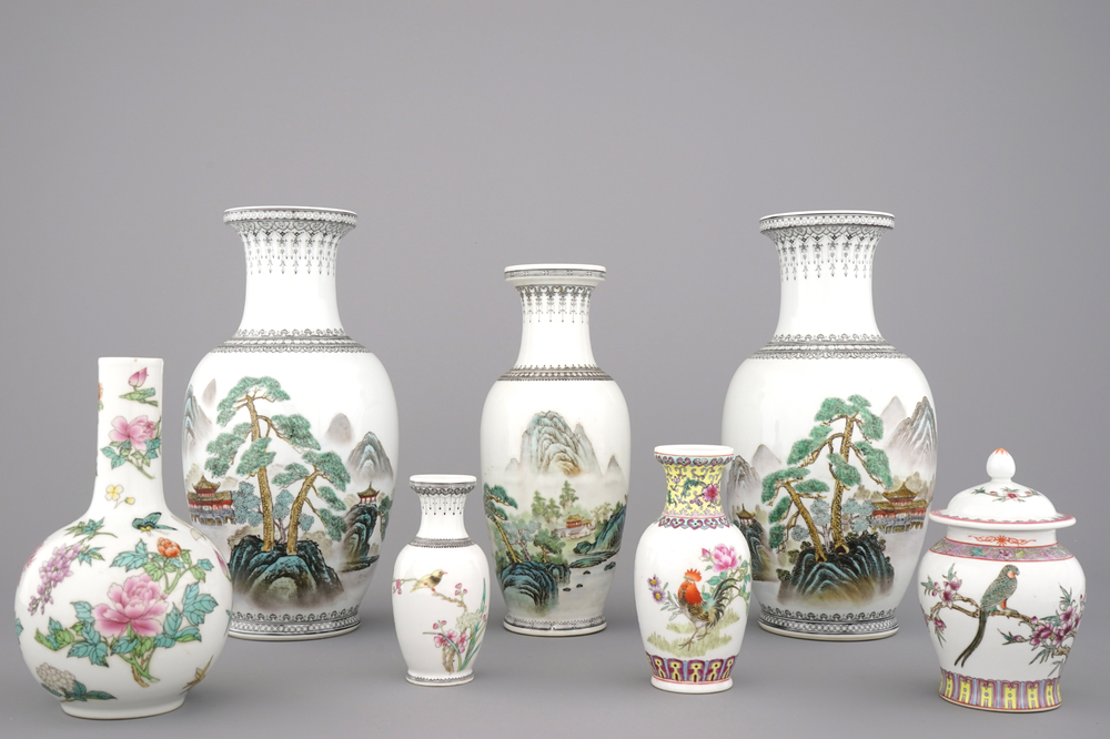 A collection of 7 Chinese porcelain vases, 20th C.