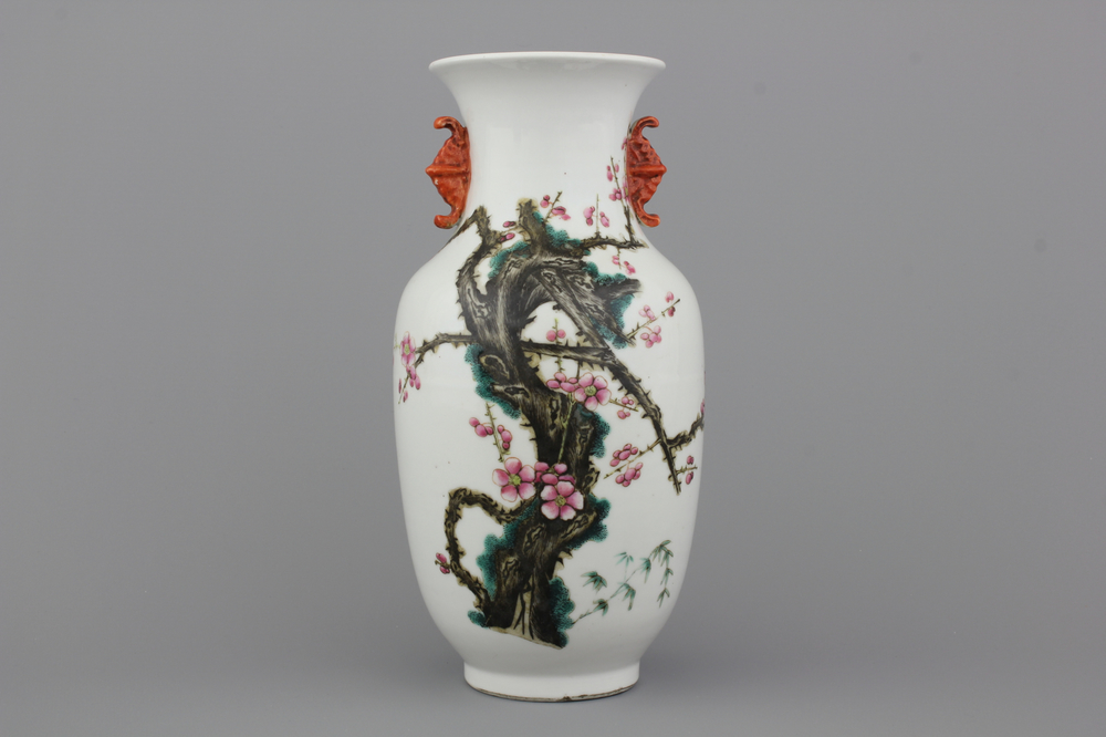 A Chinese porcelain famille rose vase with bat-shaped handles, 19/20th C.