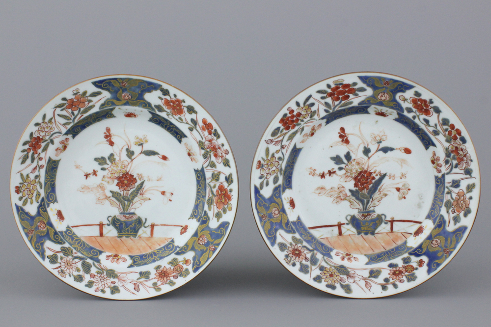 Paar borden in Chinees Imari-porselein, Qianlong 18e eeuw