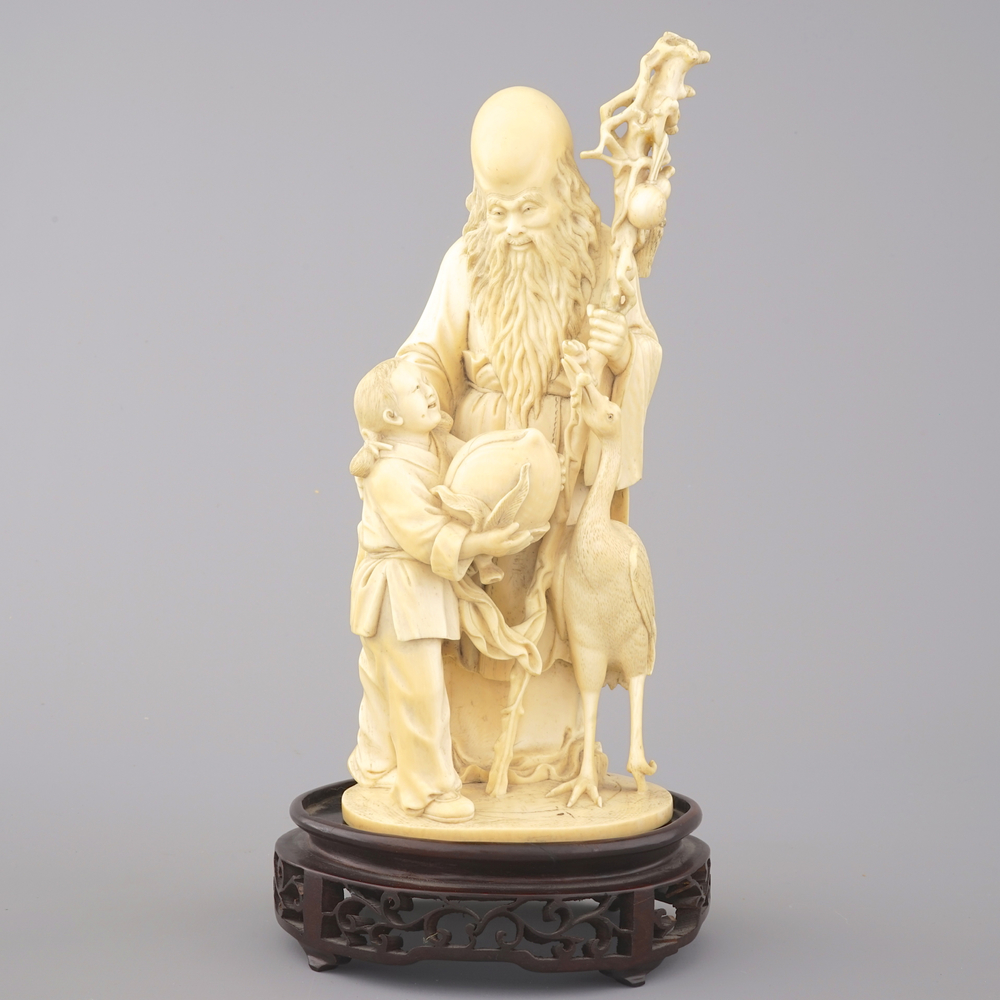 Figure chinoise en ivoire sculpt&eacute; de l'Immortel Shou avec un enfant, 19e-20e