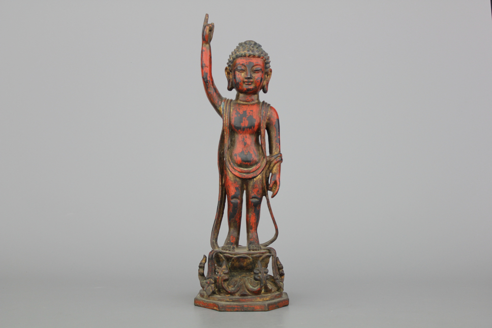 Figure chinoise de Bouddha comme enfant, en bronze dor&eacute; et laqu&eacute;, dynastie Ming