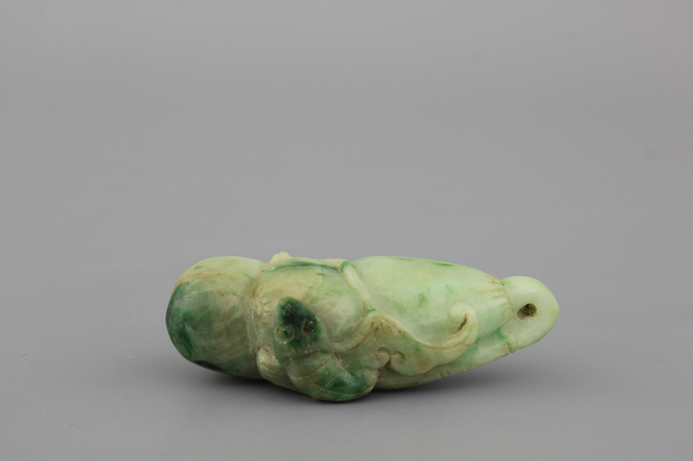 A green mottled jade carving of a fish, 19/20th C.