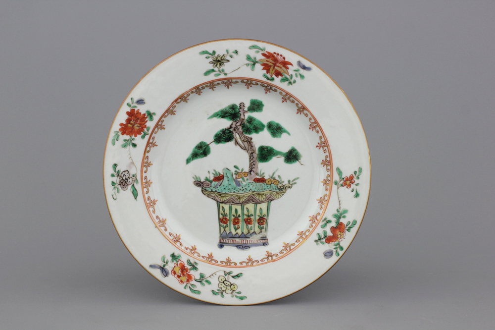 A Chinese porcelain famille verte plate with a flowering bonsai tree, 18th C.