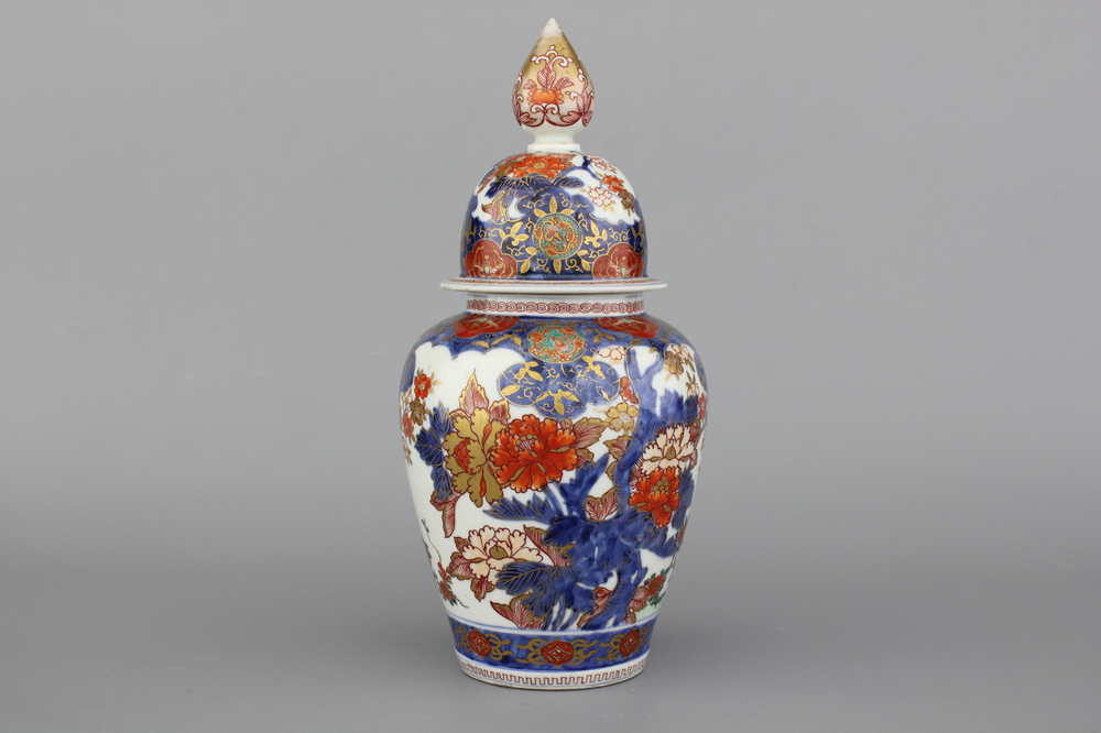 A Japanese porcelain Imari vase and lid, 18/19th C.