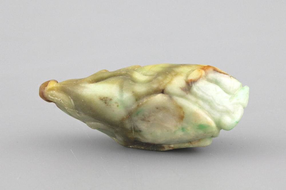 A mottled jade carving of citrus fruit, 19/20th C.