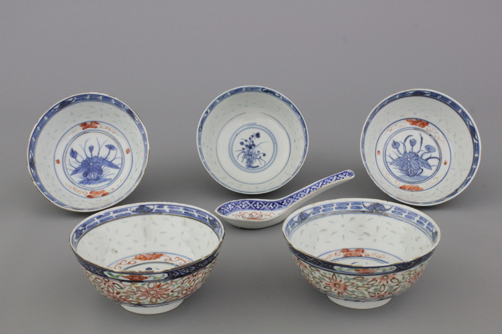 A set of 5 Chinese porcelain doucai rice grain bowls and a spoon, 19/20th C.