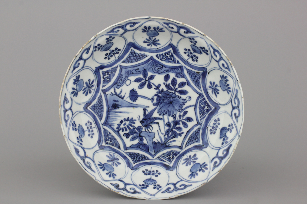 Blauw en wit Wan-Li bord in Chinees porselein met sprinkhaan, 16e eeuw