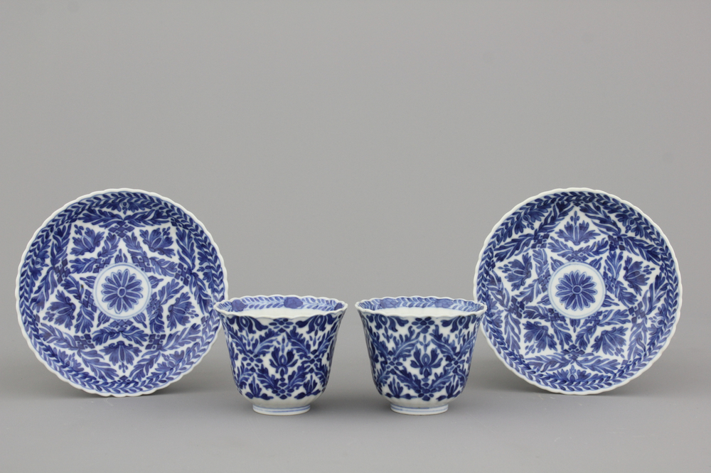 Paire de tasses et pochons en porcelaine de Chine, bleu et blanc, Guangxu