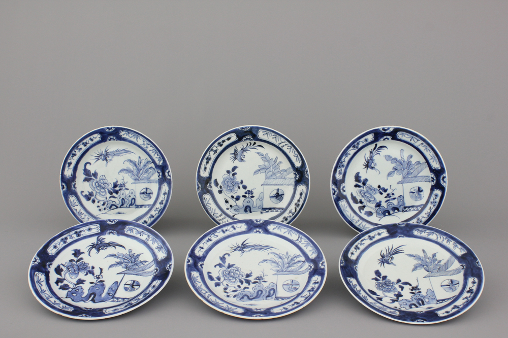 Lot van 6 blauw en witte borden in Chinees porselein met &quot;Cuckoo in the house&quot; design, 18e eeuw