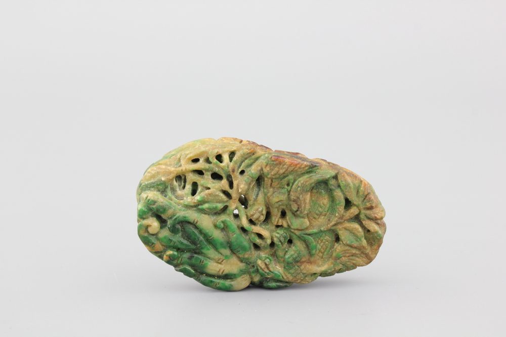 Sculpture de fruits en jade vert tachet&eacute;, 20e