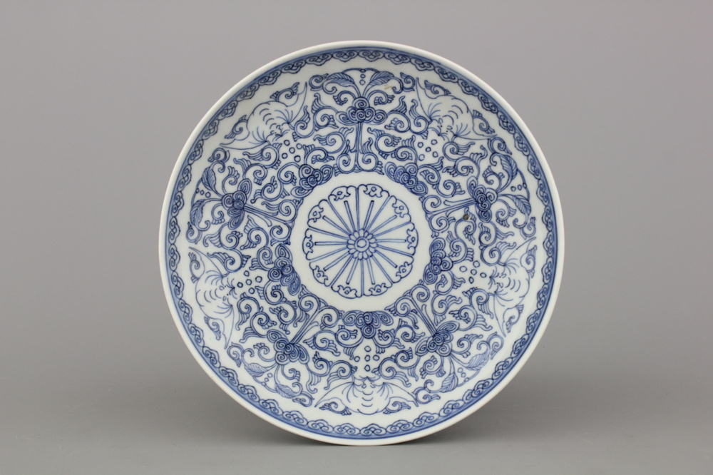 Blauw en wit bord in Chinees porselein met bloemendecor, 18e eeuw