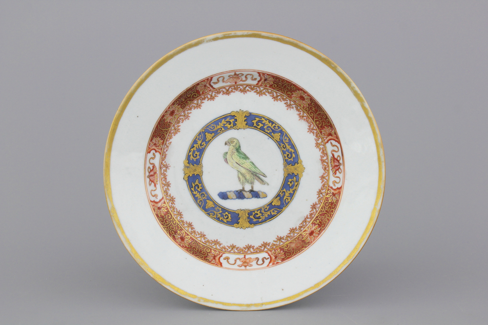 Assiette h&eacute;raldique en porcelaine de Chine &agrave; d&eacute;cor d'un perroquet, Yongzhen, env. 1725
