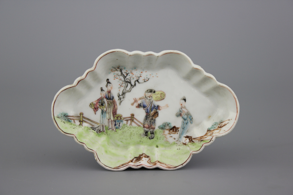 A Chinese porcelain famille rose spoon tray, 18th C.