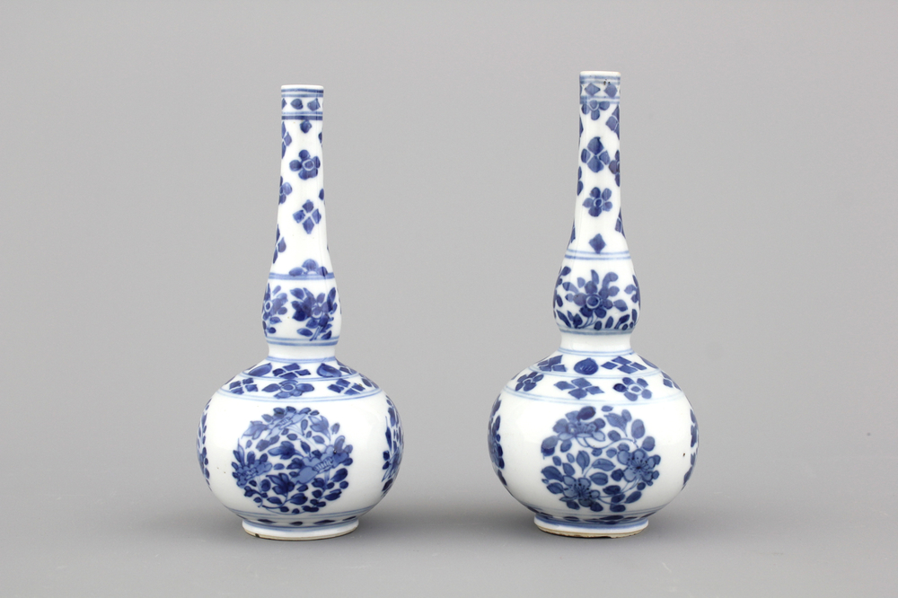 Paire de vases bouteilles en porcelaine de Chine, bleu et blanc, Kangxi