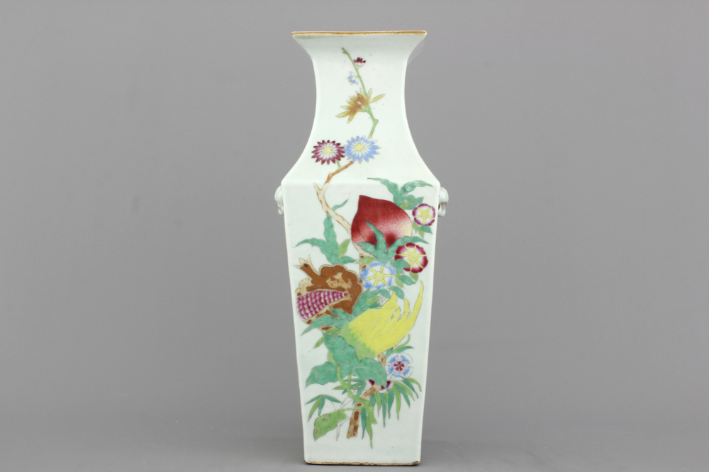 Vase carr&eacute; en porcelaine de Chine &agrave; d&eacute;cor floral, 19e