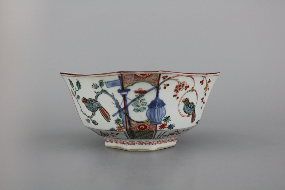 Nederlands beschilderde octagonale kom in Chinees porselein, Kakiemon stijl, Qianlong, 18e eeuw