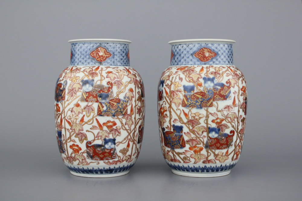 A pair of Japanese porcelain Imari vases with cats, 19th C.