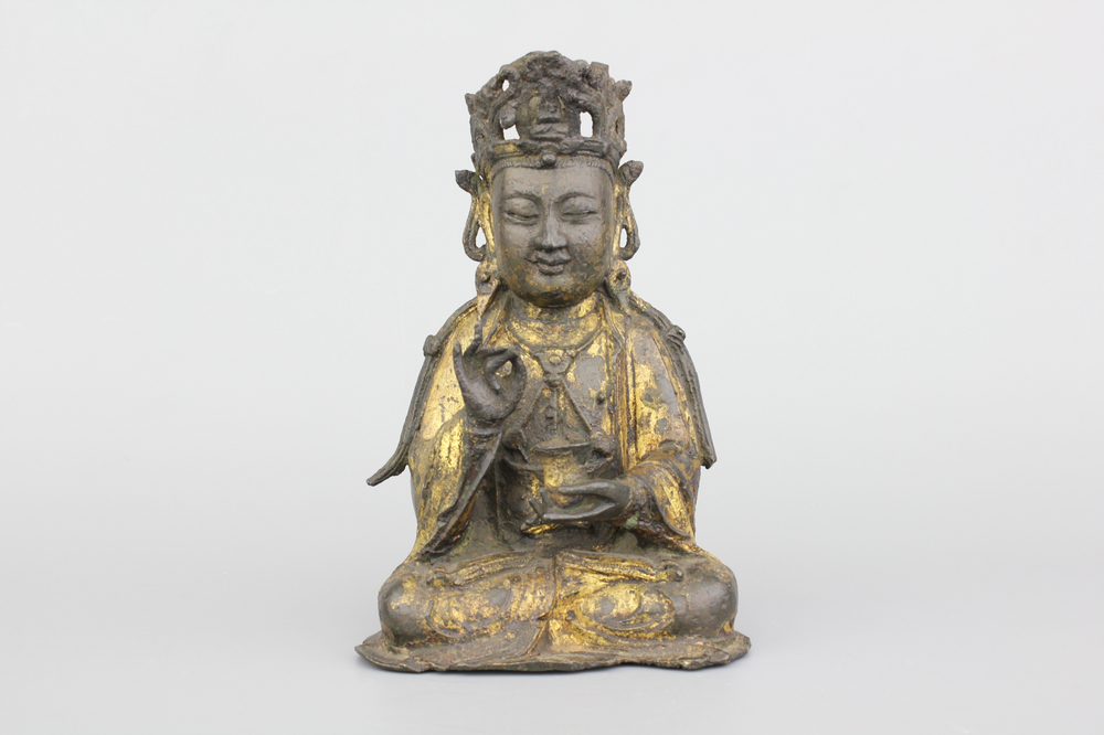 Chinese vergulde bronzen figuur van Guanyin, Ming-dynastie
