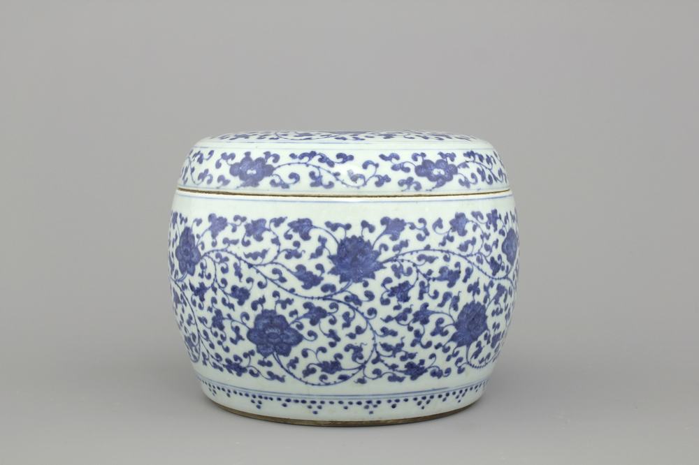 A Chinese porcelain blue and white cylindrical box and cover with lotus scrolls, 19/20th C.